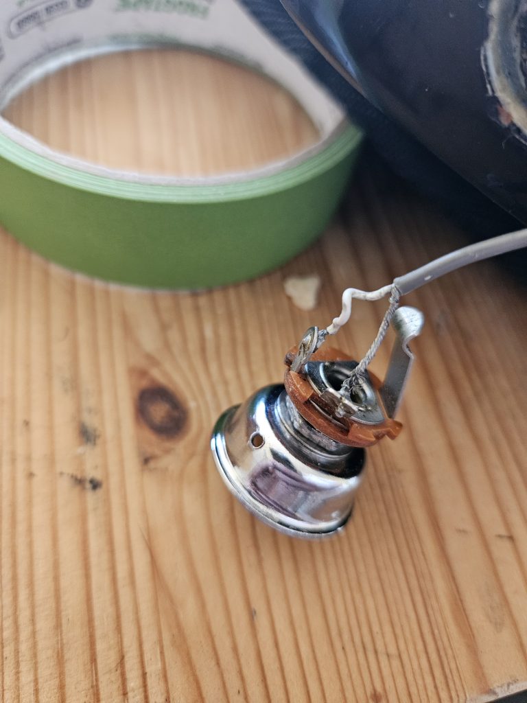 Guitar jack socket with excessive length of exposed ground / earth wire